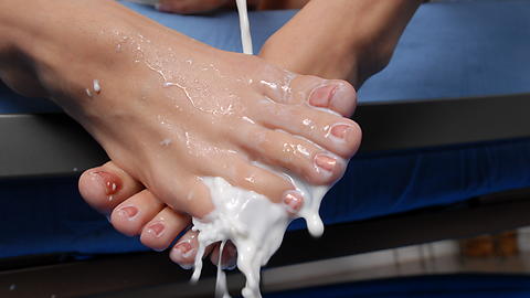 Nailpolish on sexy tight feet